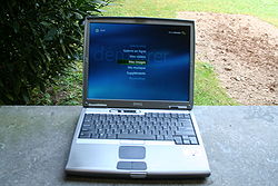 Un Dell Latitude D600 affichant l'écran d'accueil de MCE